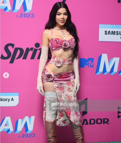 Los mejores vestidos de la alfombra verde de los MTV Miaw 2023: Kenia Os