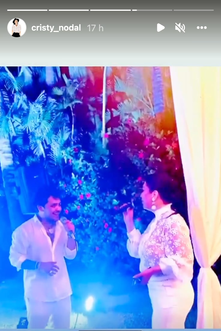 Christian Nodal cantando con su mamá