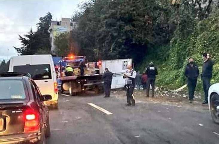 Accidente en México Toluca de camión de carga con 8 toneladas de sopa instantánea/ redes