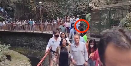 sujeto vestido de negro provoca caída del puente Ribereño en Cuernavaca/captura de video