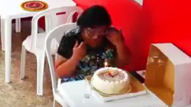 Mujer plantada en cumpleaños