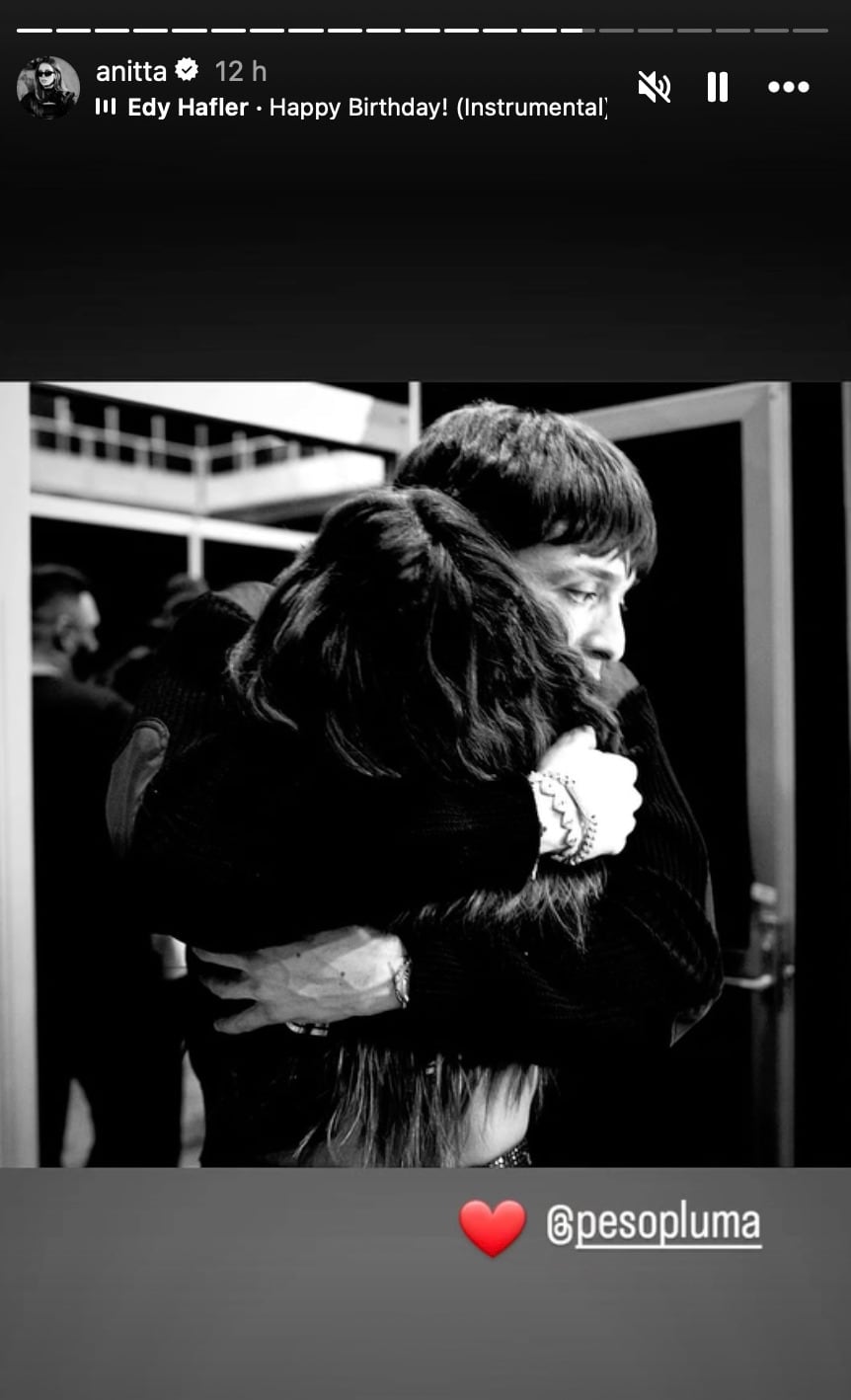 Anitta abraza a Peso Pluma por su cumpleaños 25