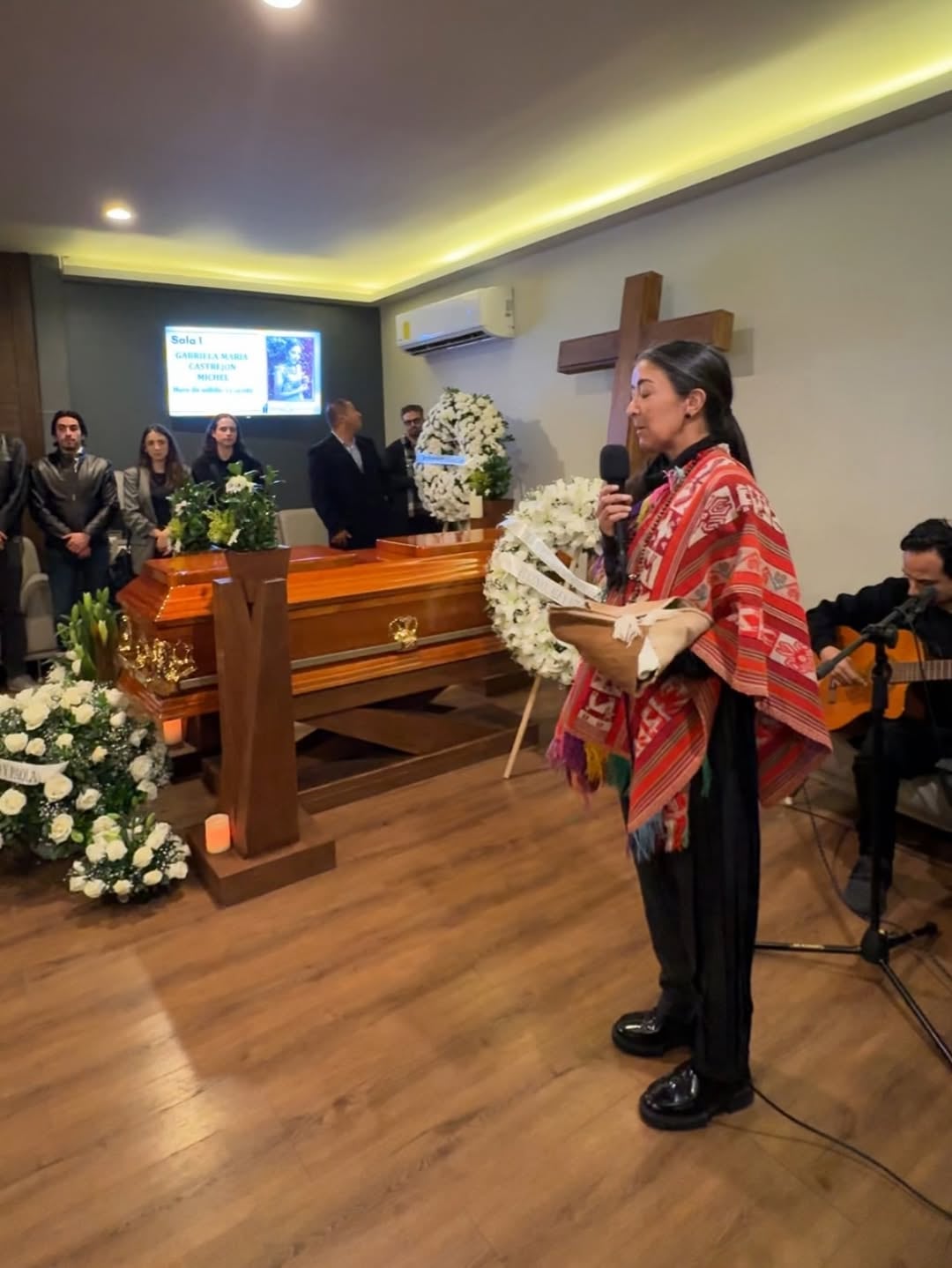 Aislinn Derbez comparte fotos del funeral de su mamá