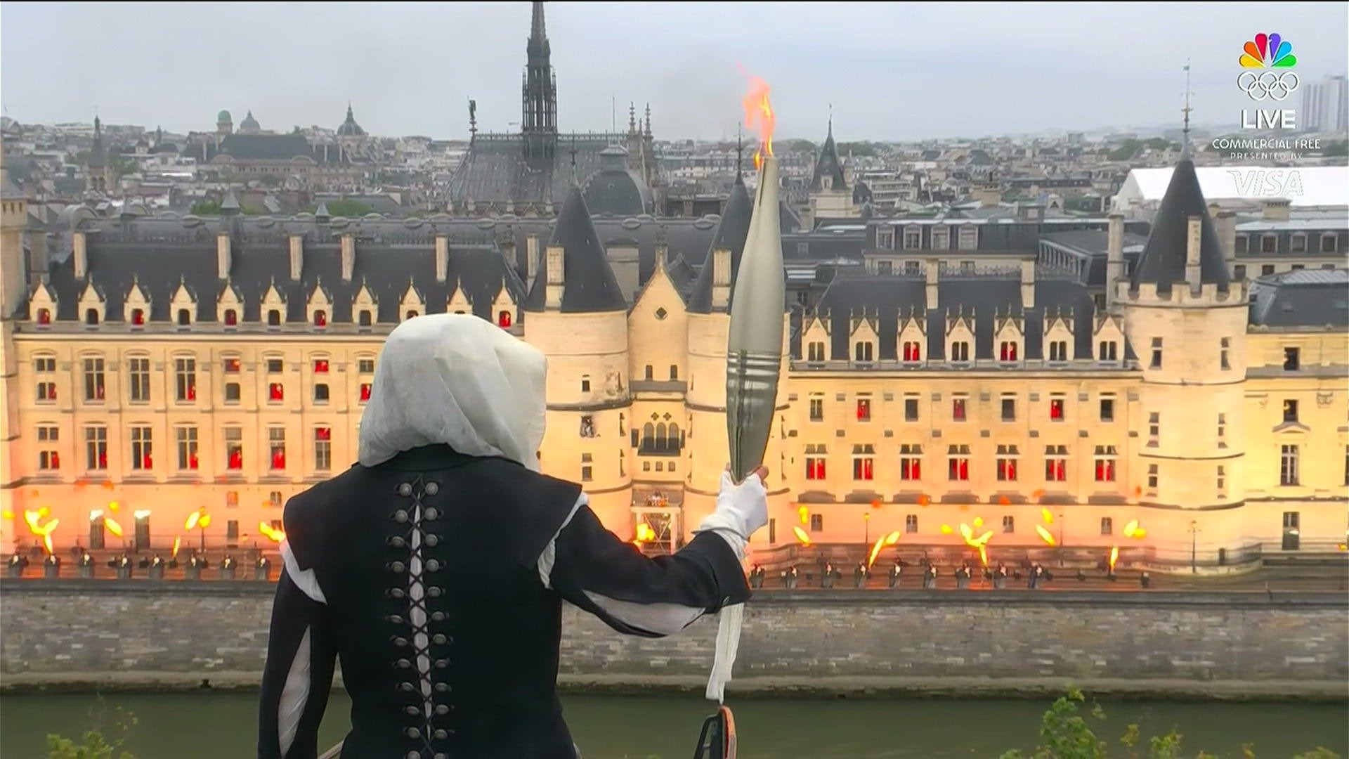 ¿Homenaje a Assassin’s Creed? Fans lo ven en encapuchado de inauguración de Juegos Olímpicos de París 2024