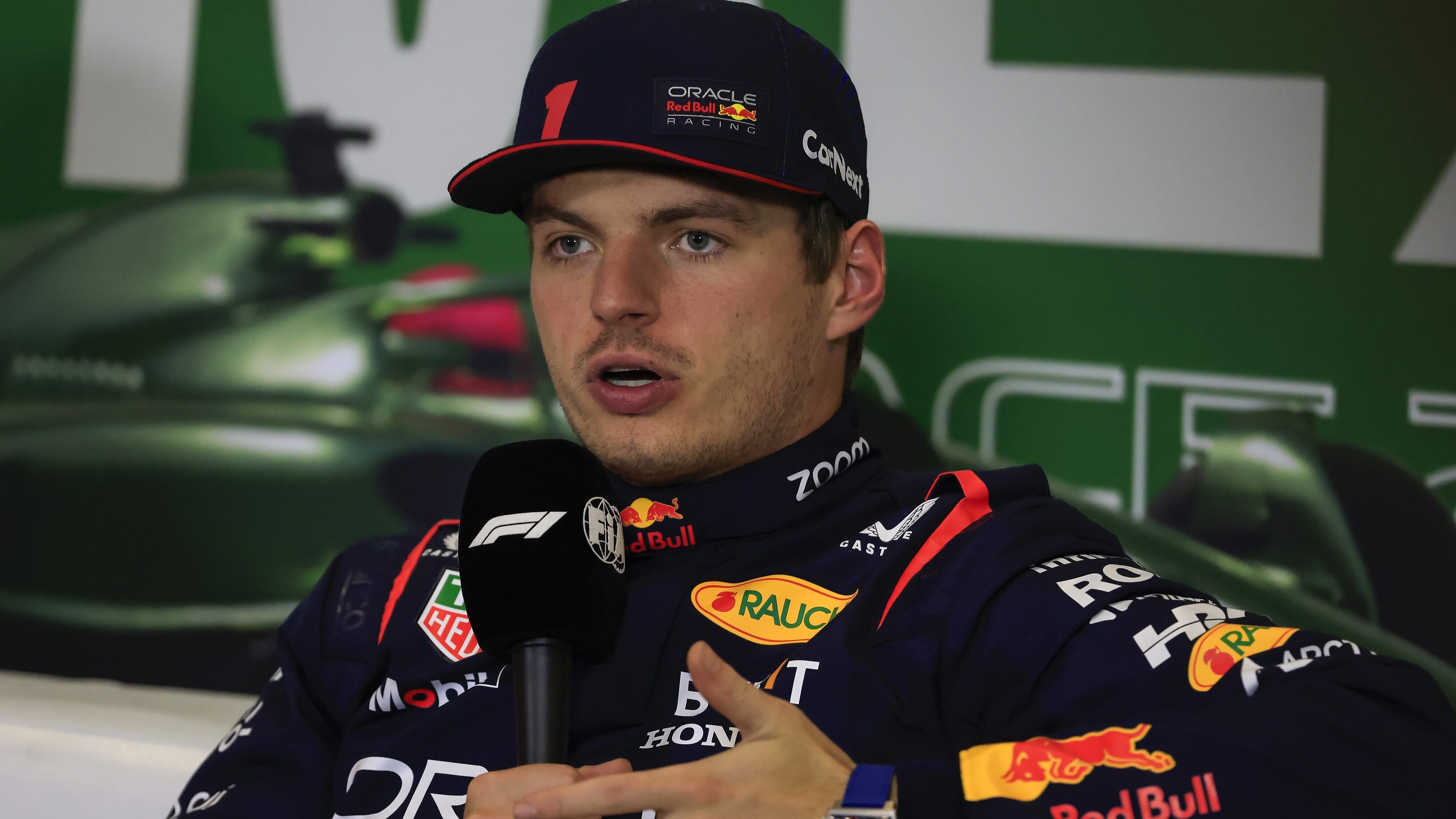 Max Verstappen saca su lado más futbolero y dice quién debería ganar el Balón de Oro