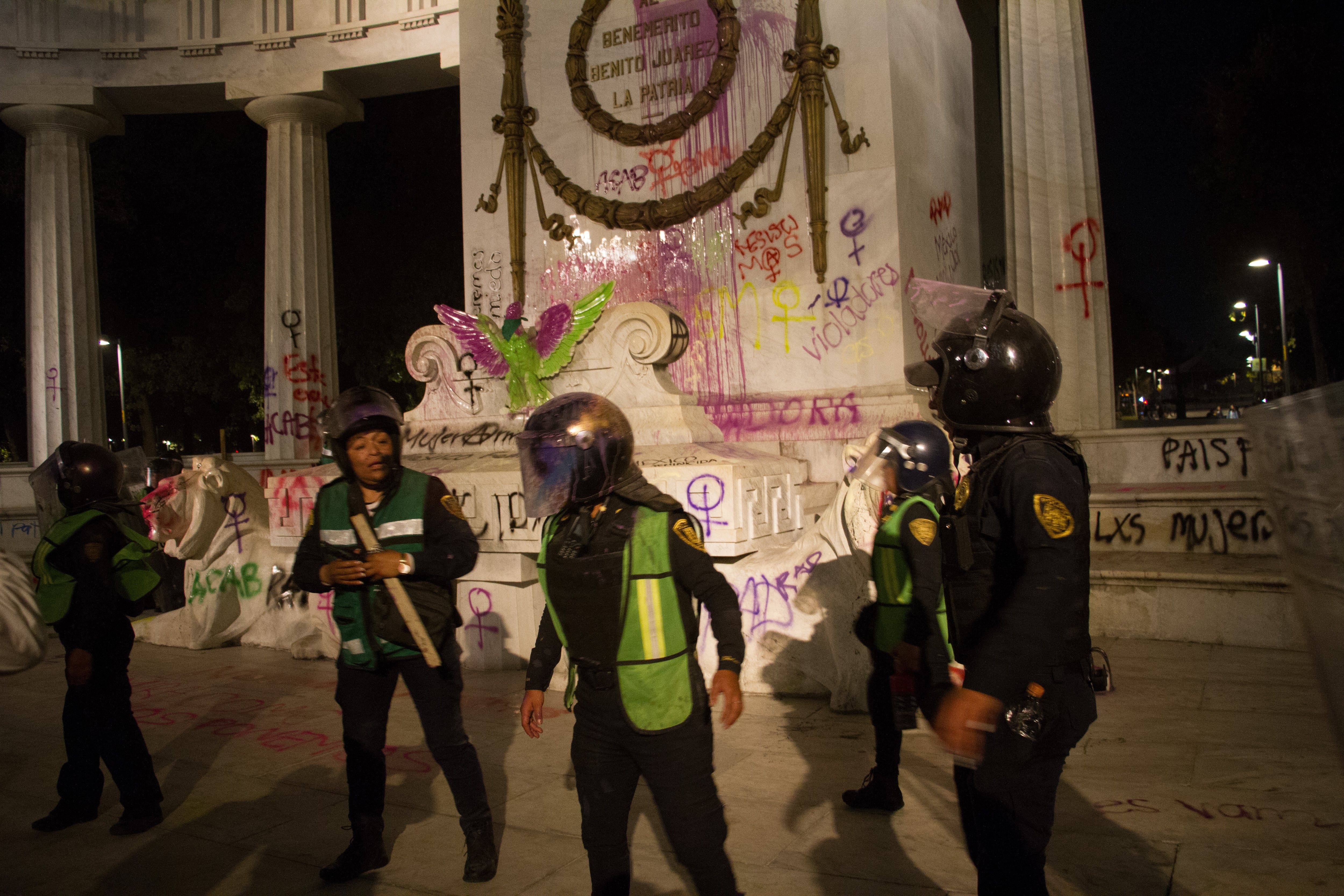 Pintas al Hemiciclo a Juárez durante la protesta por el Día Internacional de la Eliminación de la Violencia contra las Mujeres.