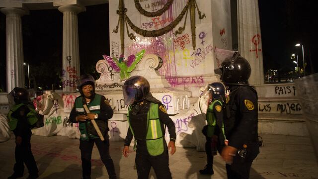 Pintas al Hemiciclo a Juárez durante la protesta por el Día Internacional de la Eliminación de la Violencia contra las Mujeres.