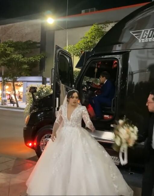 Novia de Culiacán llega en tráiler a su boda