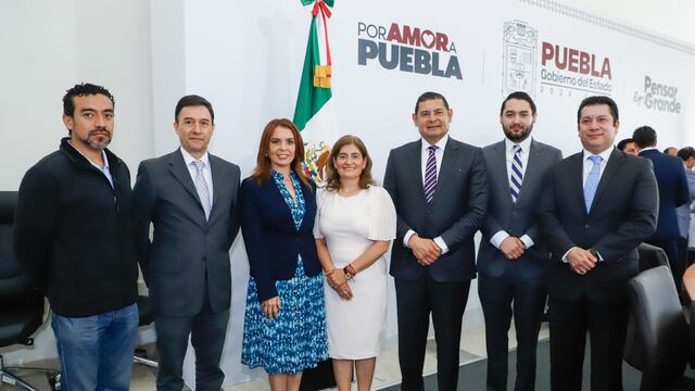 Alejandro Armenta, gobernador de Puebla, al centro