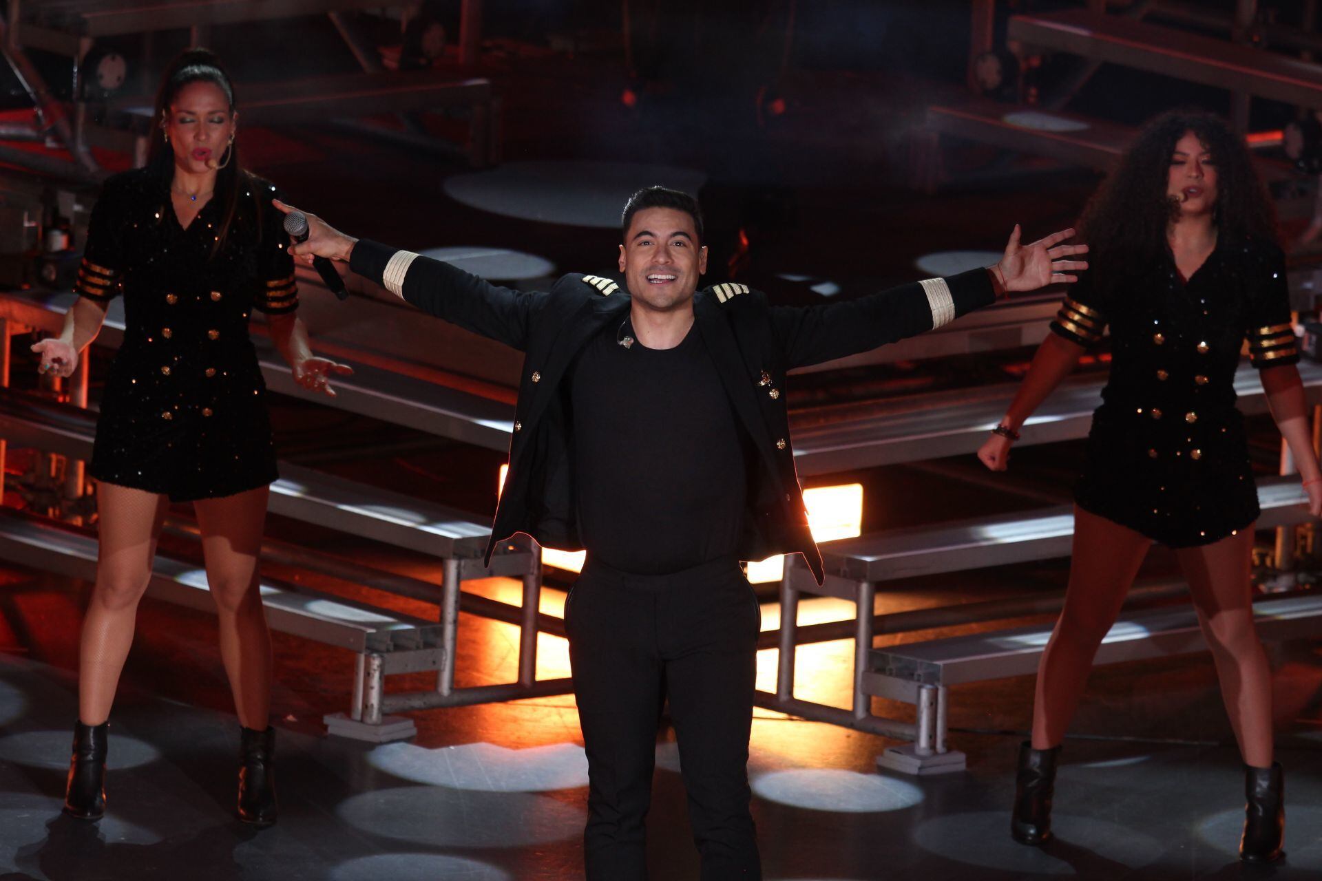 Carlos Rivera abre su restaurante "Santo Gusano"