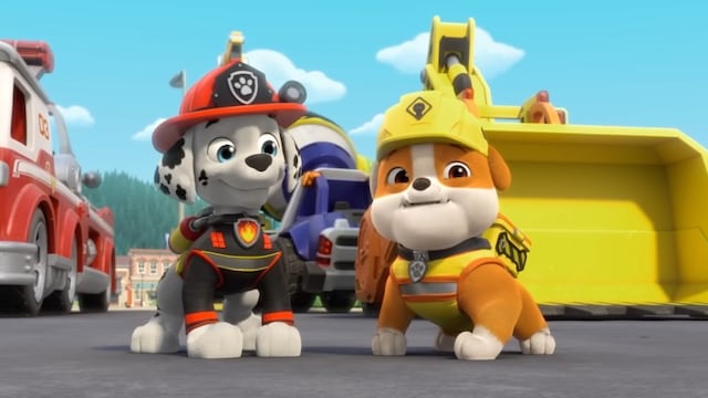 Rubble y Marshall de Paw Patrol construyen una estación de bomberos: