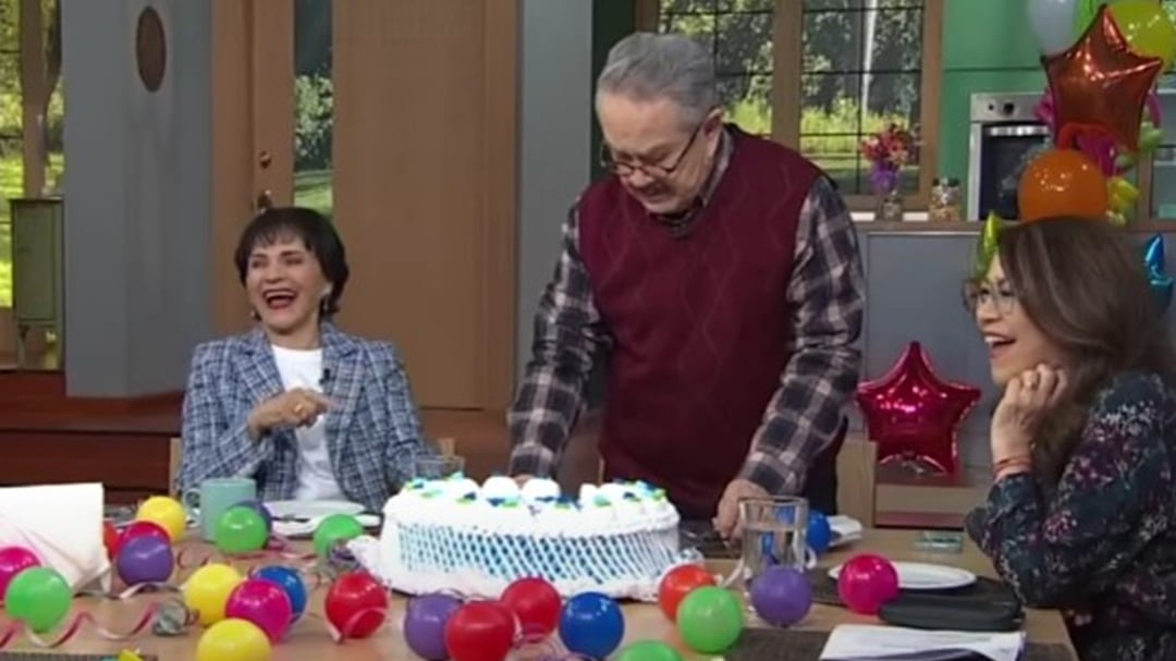 Pati Chapoy le hace bromita a Pedro Sola celebrando su cumpleaños en Ventaneando (VIDEO)