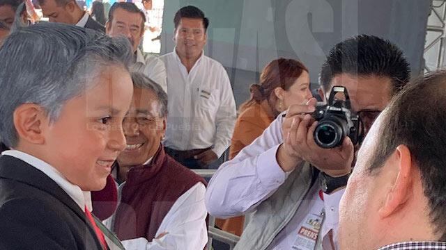 Niño 'Peje' causa sensación en Texmelucan