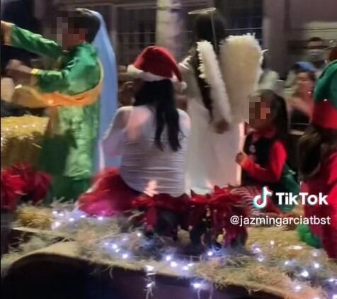Niño disfrazado de José en el desfile navideño