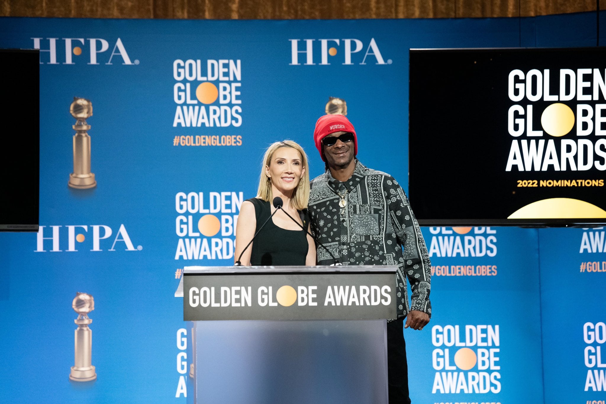Helen Hoehne y Snoop Dogg en la presentación de los Premios Globo de Oro 2022
