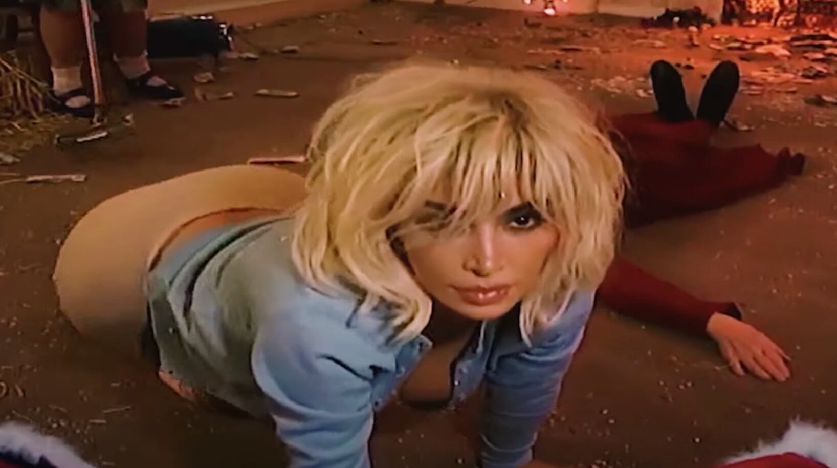 Kim Kardashian estrena cover de ‘Santa baby’ con un inquietante video musical