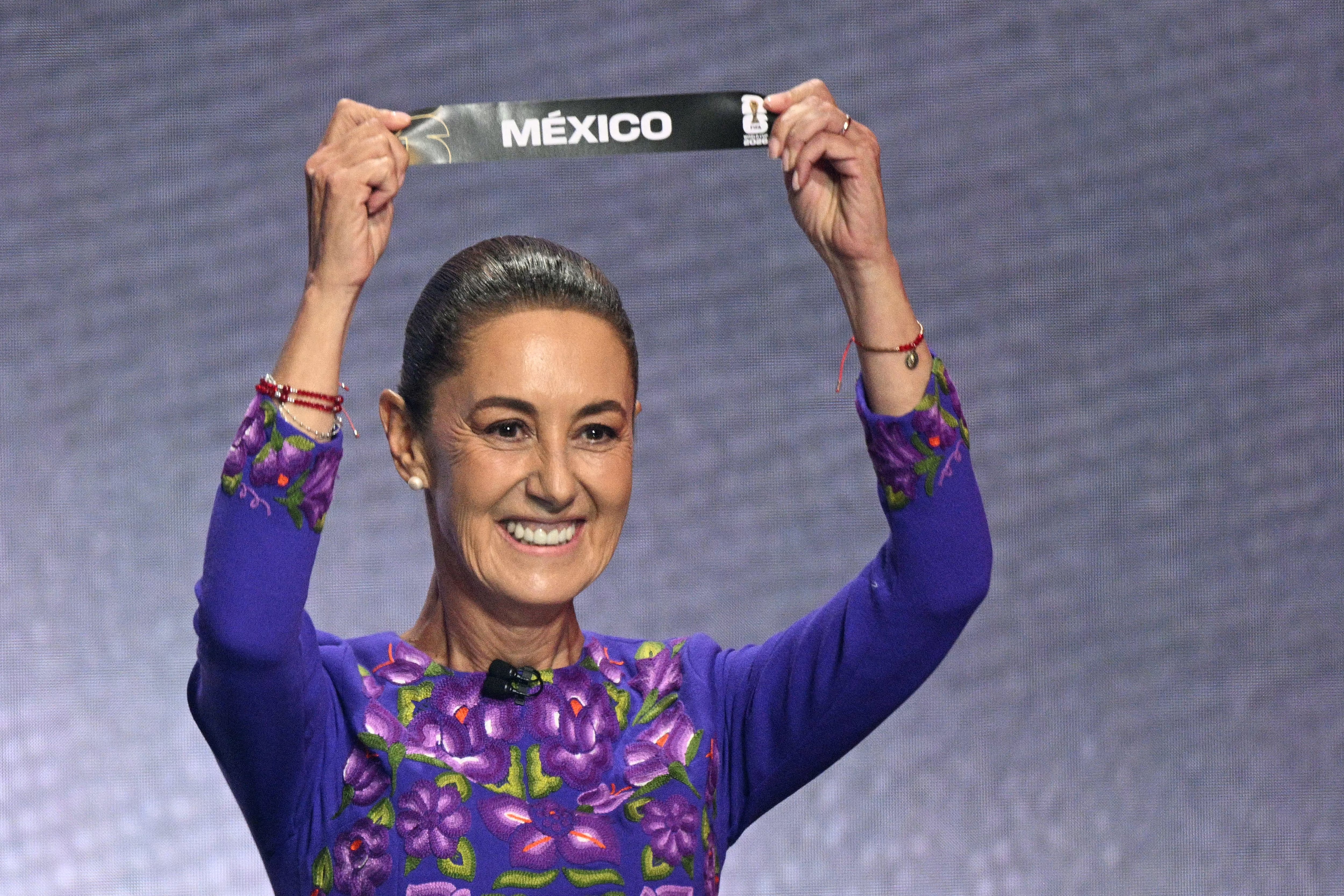 Claudia Sheinbaum, al presidenta de México en el sorteo del Mundial.