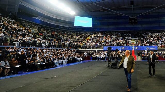 Enrique Alfaro entrega 700 nombramientos y basificaciones a personal de Salud de Jalisco