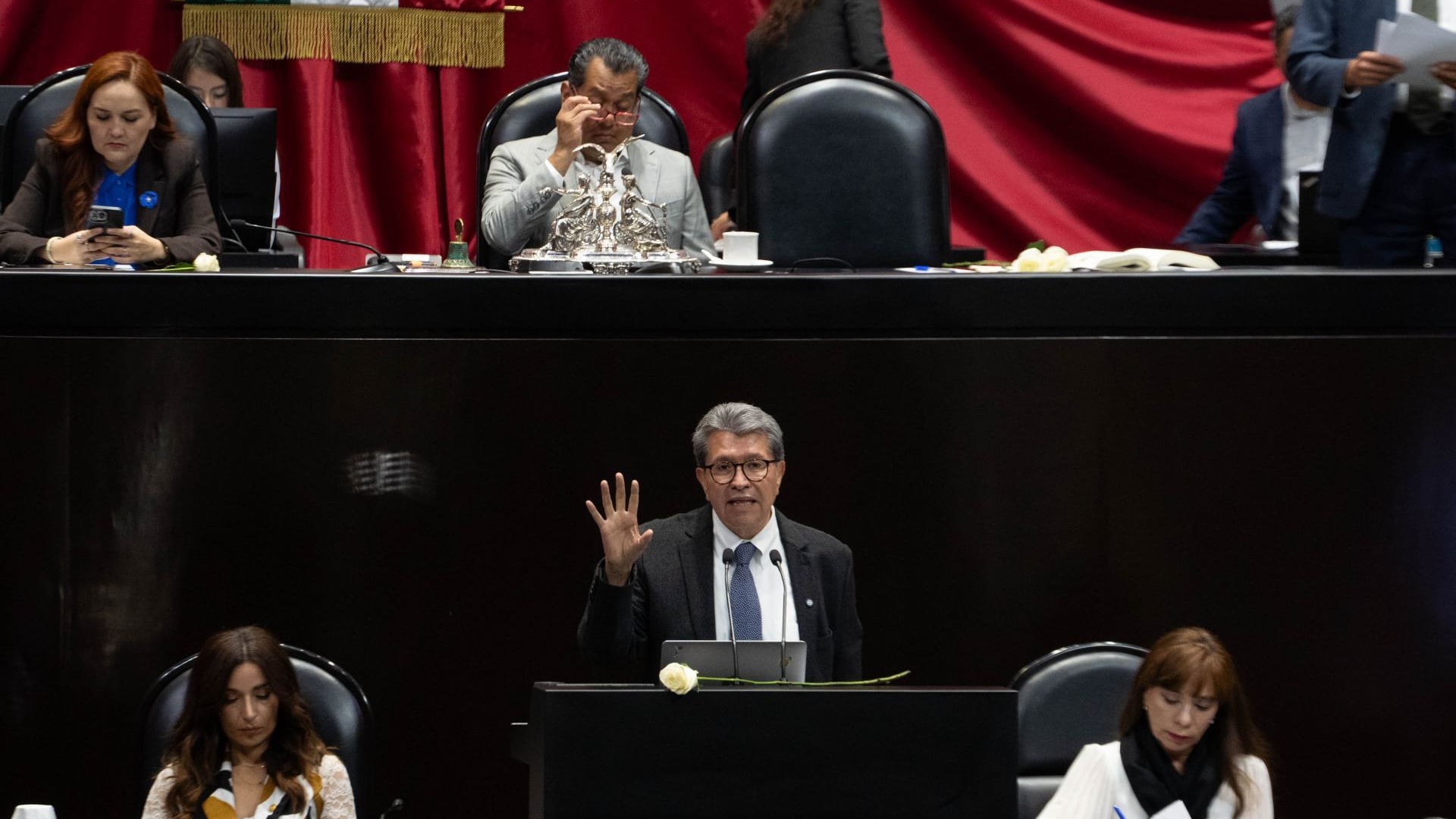 Monreal pide respeto para Rosa Icela Rodríguez previo a su comparecencia