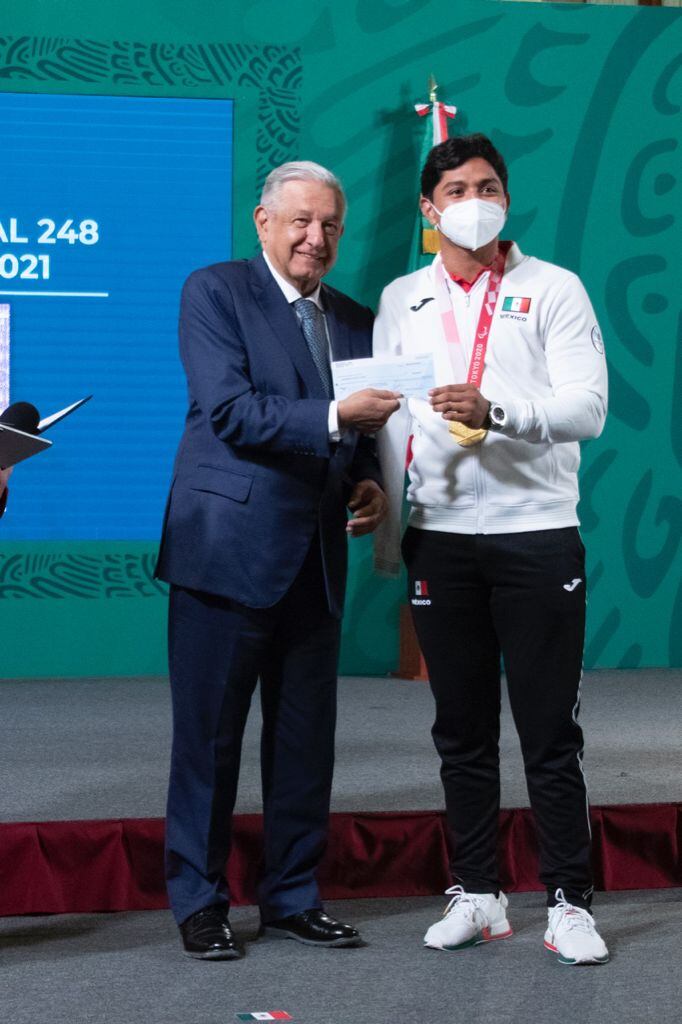 AMLO entrega cheque