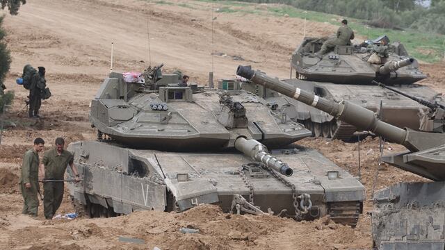 Soldados israelíes preparan sus tanques cerca de la frontera de la Franja de Gaza