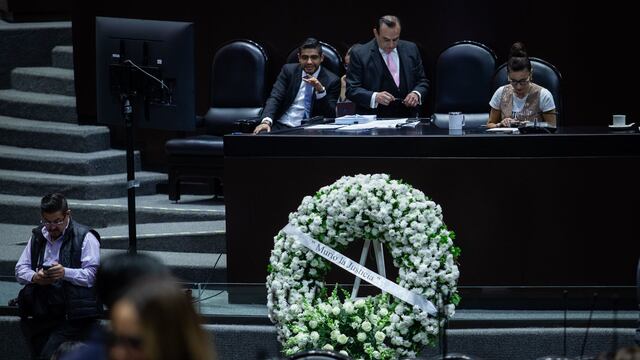 Diputados de la oposición ingresaron al pleno una corona de muertos con la leyenda “Murió la justicia”
