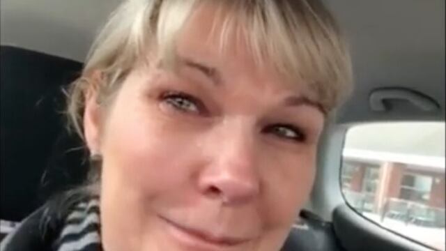 VIDEO: Enfermera rompe en llanto tras quedarse sin comida por compras de pánico