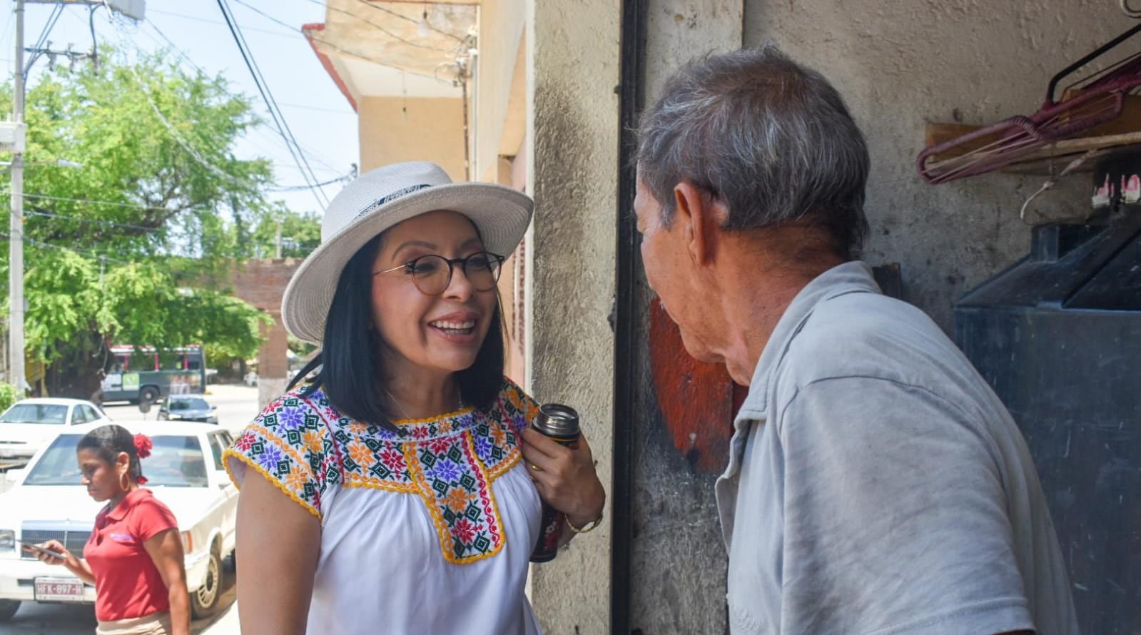 Esthela Damián recorre la colonia Pancho Villa de Acapulco.