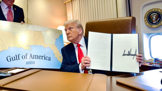 Donald Trump firma proclama el 9 de febrero como el Día del Golfo de América