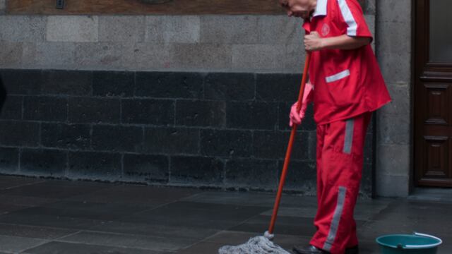 Un trabajador subcontratado por "outsourcing" de la empresa Claver Servicios limpia el piso de la Secretaría de Educación Pública. El salario de un trabajador de limpieza es alrededor de un salario mínimo. Foto: Iván Stephens/Cuartoscuro