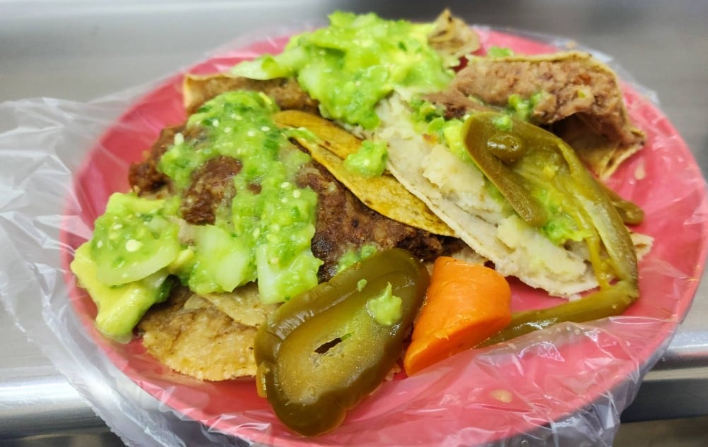 Tacos de Canasta Los Especiales, en el Zócalo CDMX