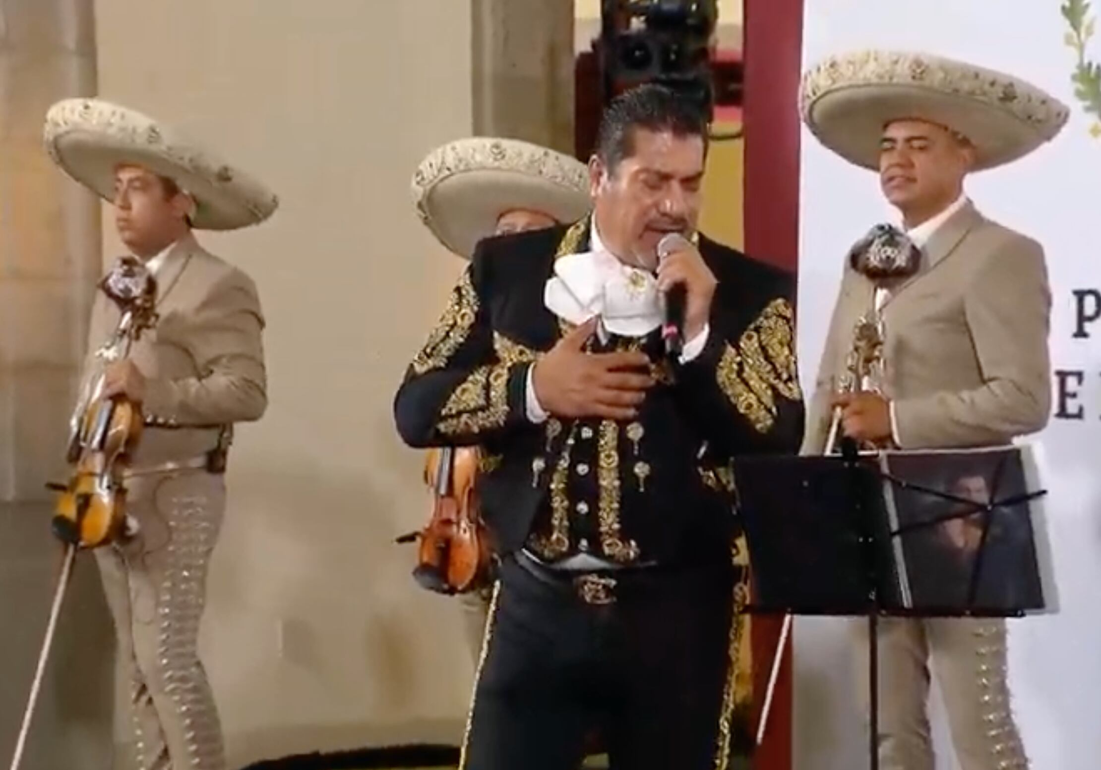 Mariachi en La Mañanera por Día de las Madres
