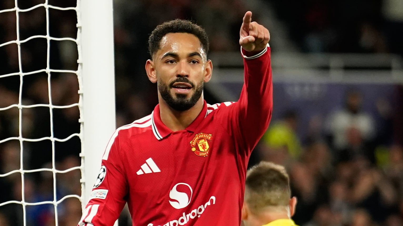 Manchester United no tuvo piedad del debutante Sabah en la Champions League