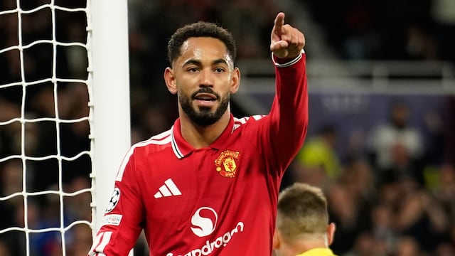 Manchester United no tuvo piedad del debutante Sabah en la Champions League