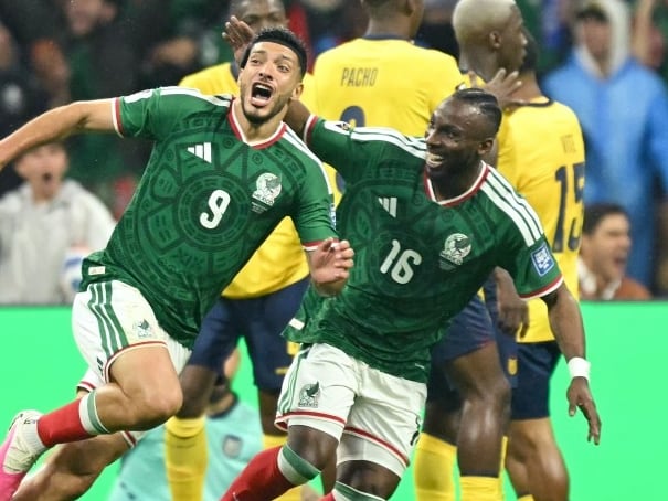 Raúl Jiménez y Julián Quiñones tras segundo gol en el partido de México vs Ecuador.