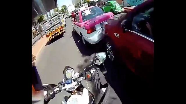 Moto carro señora choque