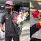 El señor que regala flores tras haber encontrado a su hija desaparecida