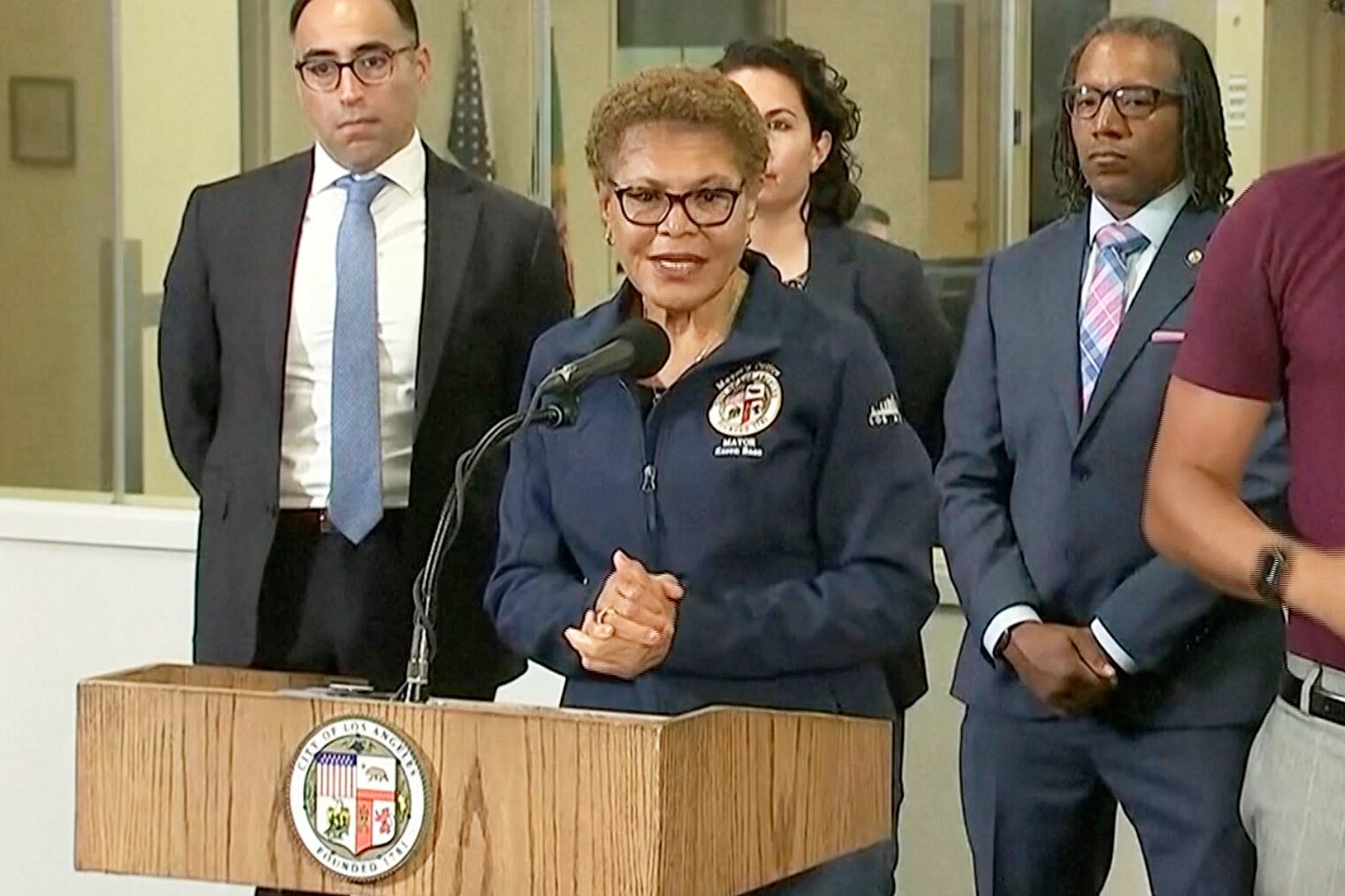 Karen Bass anuncia toque de queda en Los Ángeles.