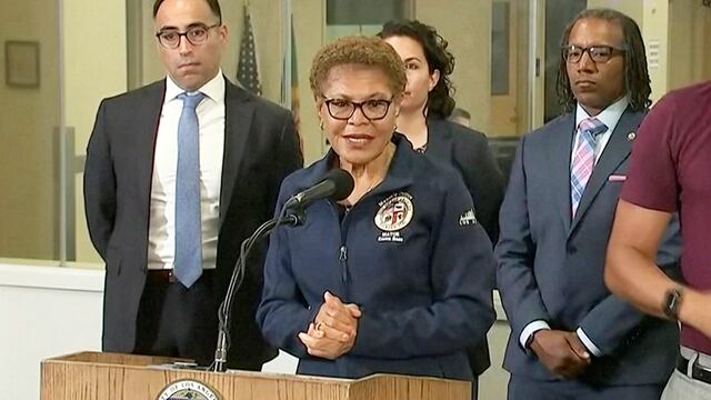 Karen Bass anuncia toque de queda en Los Ángeles.