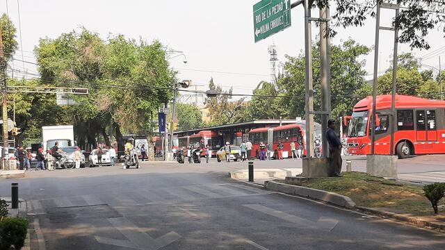 Suspenden servicio del Metrobús de la Línea 2 por bloqueo en Eje 4 Sur