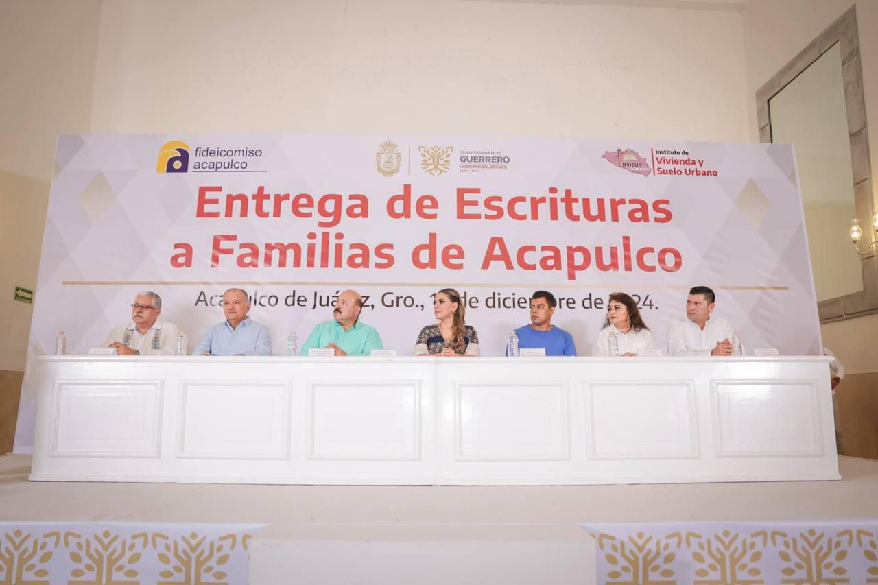 Evelyn Salgado entrega títulos de propiedad a familias