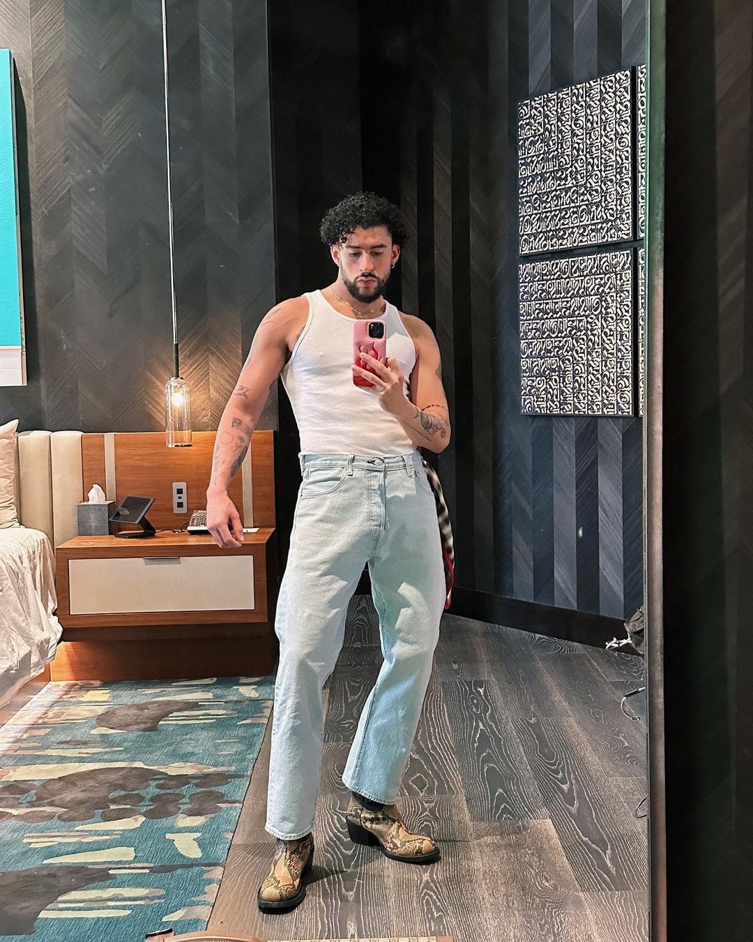 Bad Bunny vuelve a Instagram pintando dedo