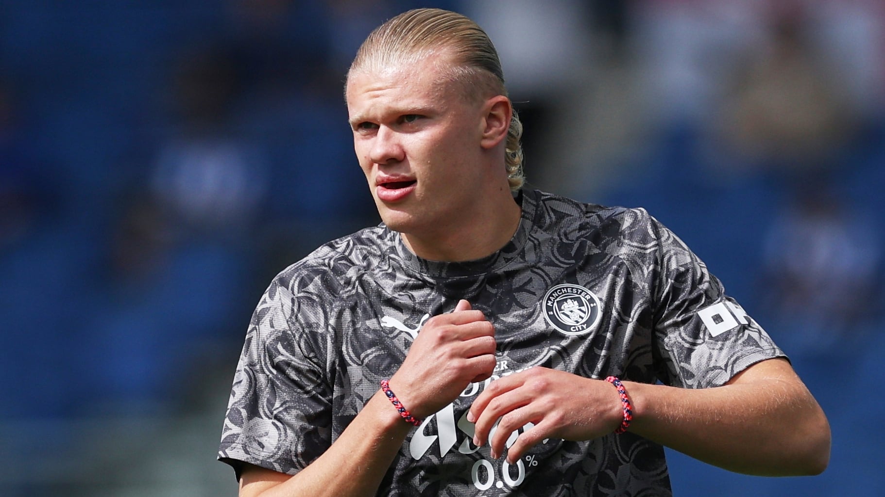 Manchester City's Erling Haaland warms up prior to the English Premier League soccer match between Brighton and Hove Albion and Manchester City at the Falmer stadium in Brighton, England, Sunday, Aug. 31, 2025. (AP Photo/Ian Walton)