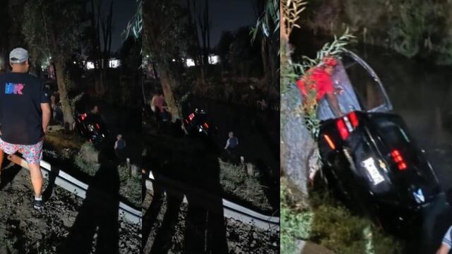 Auto cae a canal de Xochimilco