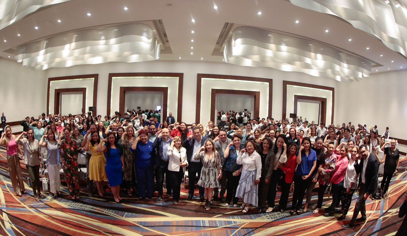 Diego Sinhue Rodríguez Vallejo asistió al encuentro Womentefactura y vio el eclipse solar 2024