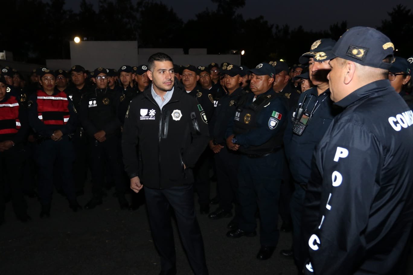 Omar García Harfuch con policías de la CDMX