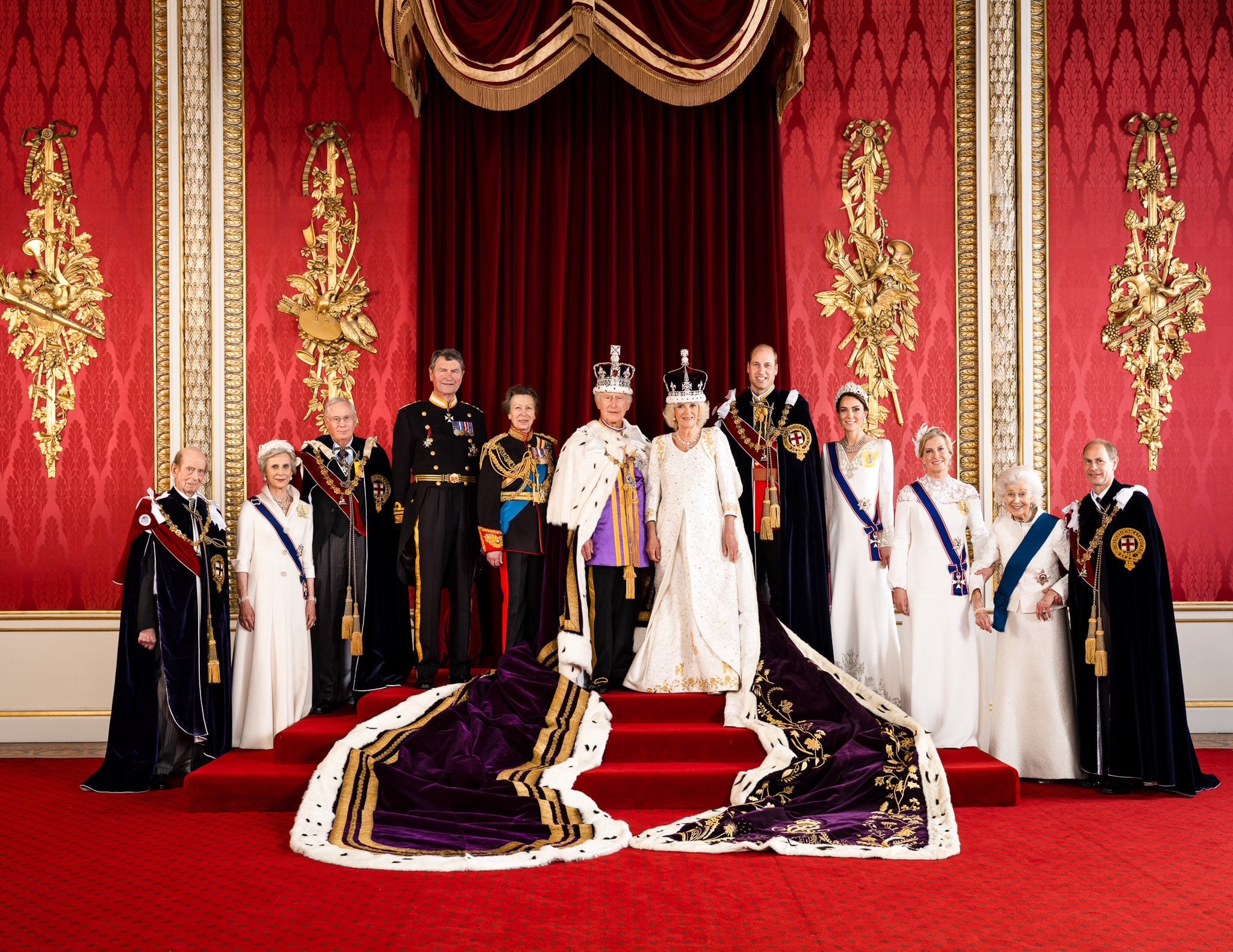 El rey Carlos III ya tiene foto oficial, pero falta su propio hijo: el príncipe Harry