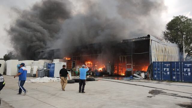 ¡Incendio en Tultitlán! Una fábrica de químicos ardió en llamas