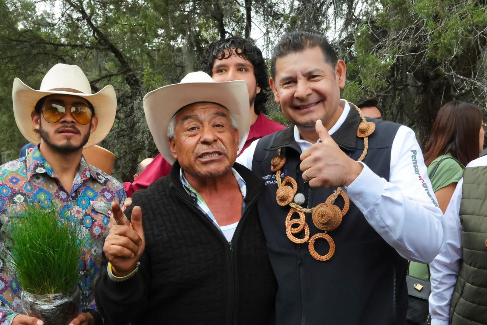 Puebla planta 177 mil 950 árboles para recuperar bosques.