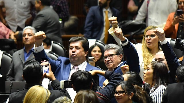 Pedro Haces, diputado de Morena y Ricardo Monreal, coordinador del grupo parlamentario de Morena